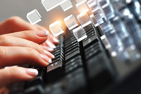 Mâinile unei tinere femei lucrează la servicii copywriting apasă tastatura neagră plus grafice blocuri de sticla deasupra tastelor
