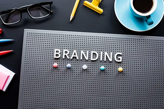 Identitate vizuala text de branding despre creativitatea modernă în afaceri de birou. Marketing și strategie pentru succes fără persoane.