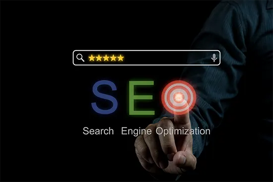 caractere SEO si descriere Search Engine Optimization servicii optimizare SEO pe fundal negru, mana cu deget care apasÄƒ pe litera O